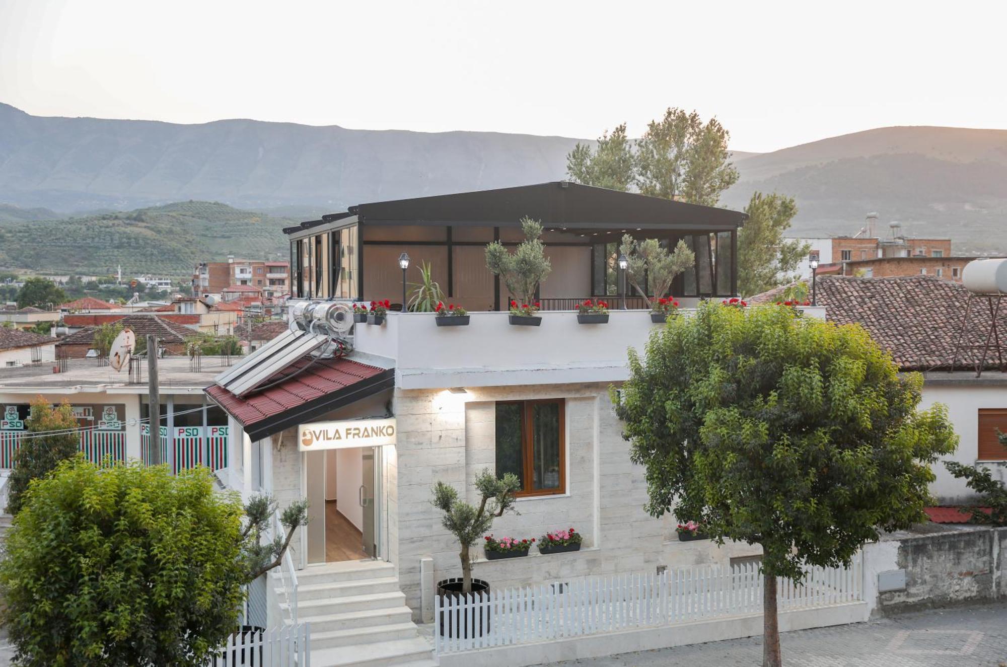 Vila Franko Berat Bagian luar foto